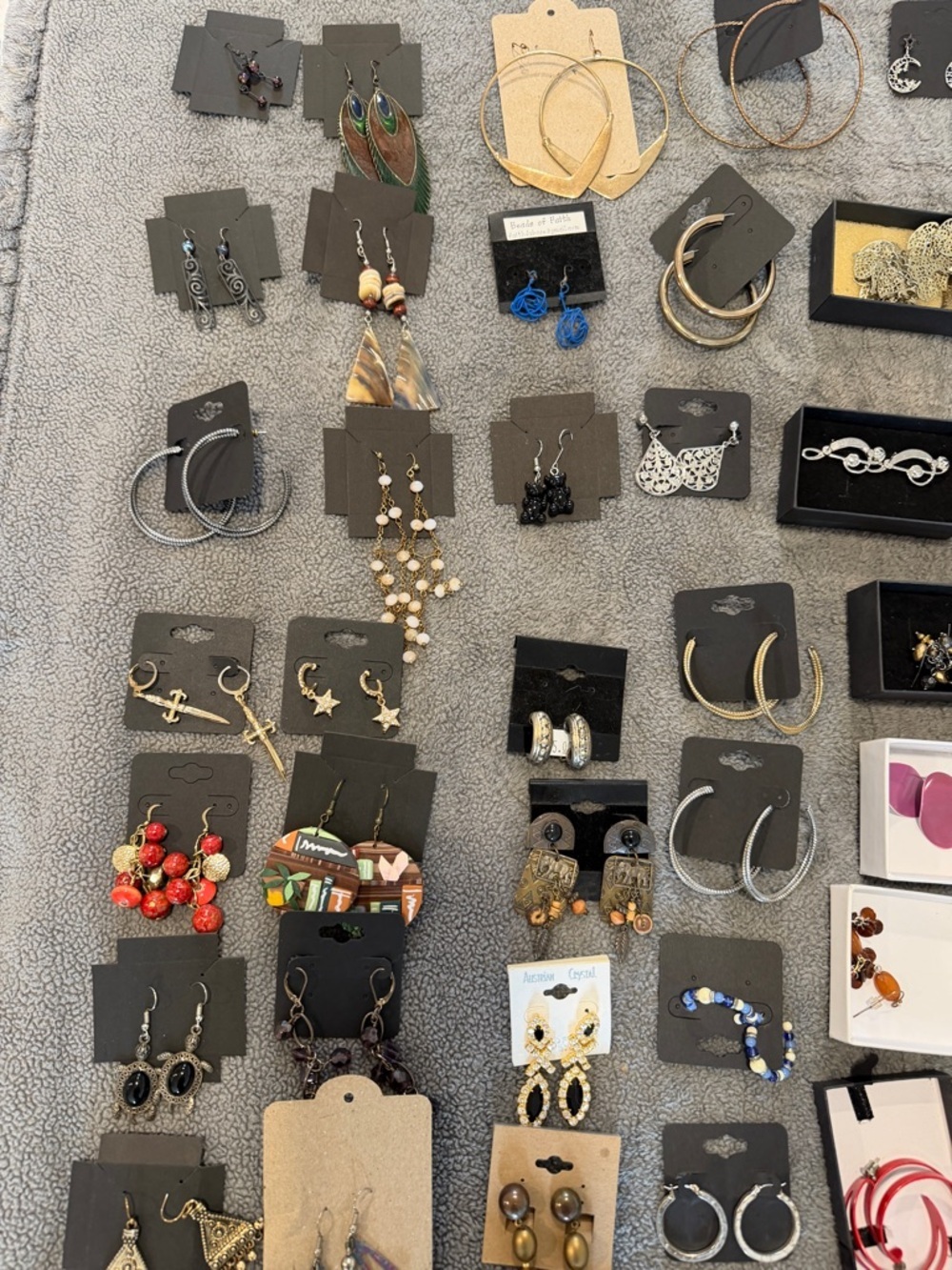 70 pairs of Assorted Women's vintage and new Earrings - All Styles - Picture 13 of 14